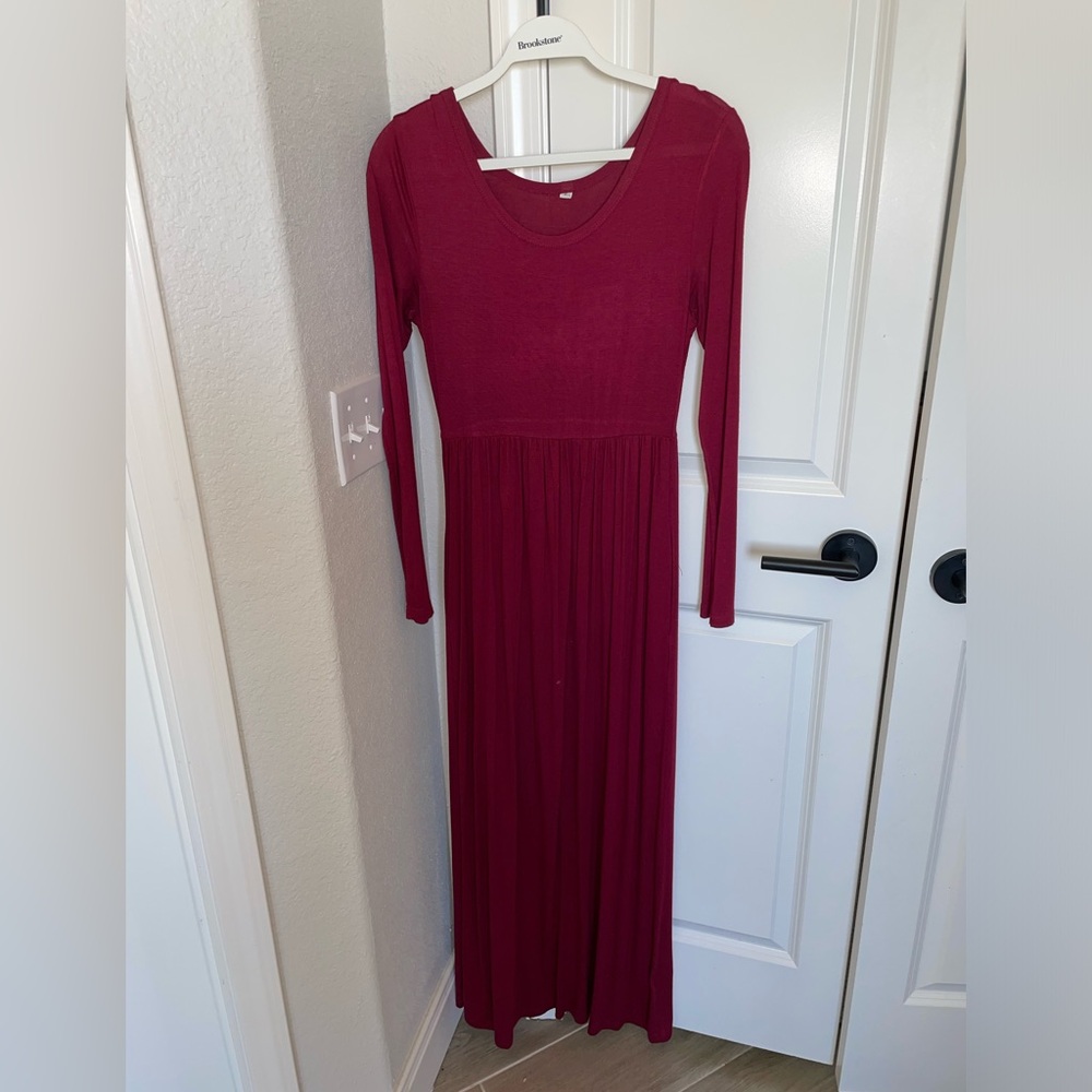 Amazing Maxi dress. Size small. Maroon color.